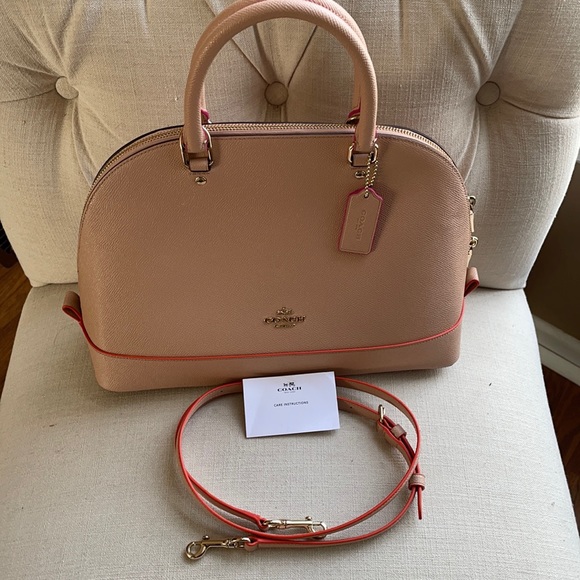 Classy COACH Crossbody Satchel Bag - Picture 4 of 16